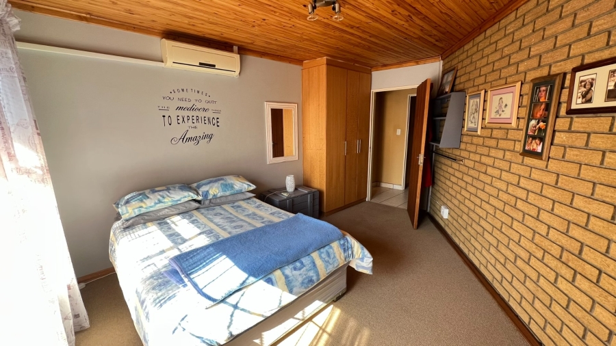 4 Bedroom Property for Sale in Langenhovenpark Free State